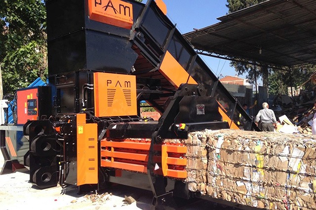How does an automatic recyclable waste baler work?